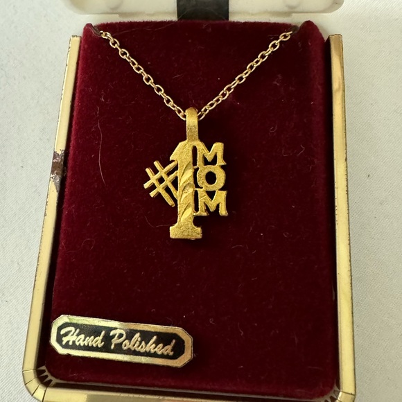 Princess Gold tone #1 Mom 17” Necklace - Picture 1 of 5